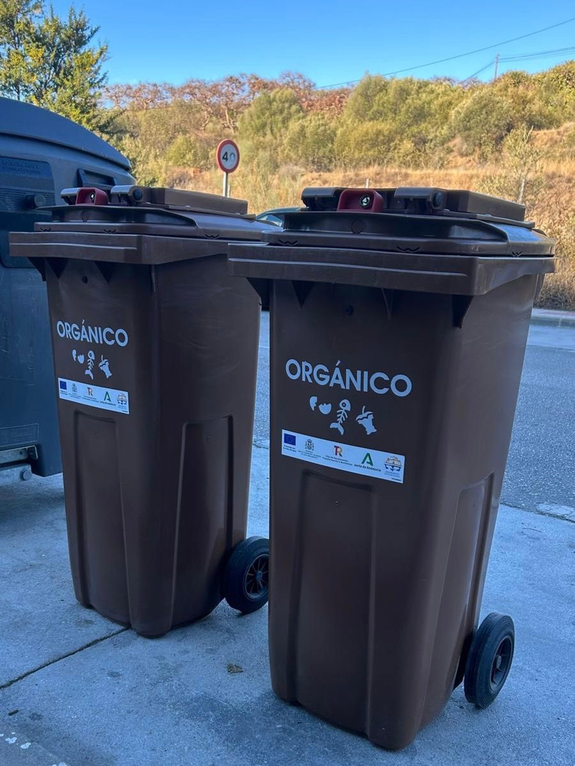 Rincón distribuye nuevos contenedores de orgánico en pescaderías, chiringuitos y restaurantes de playa
