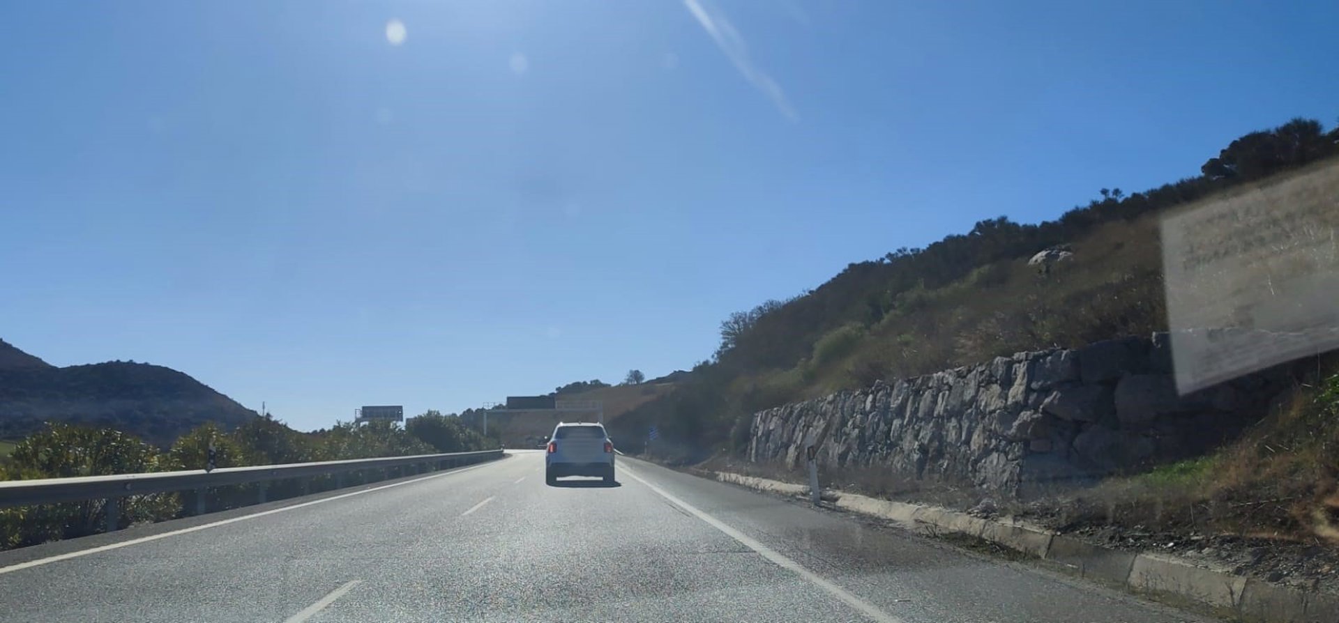 Varios coches afectados en tres accidentes por un vehículo en sentido contrario en la A-45