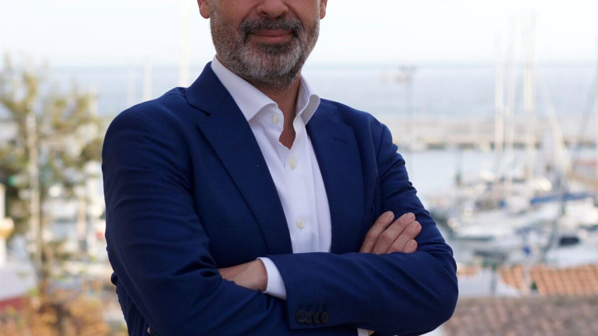 El PSOE critica que Bendodo "venga a reírse de Marbella cuando más sucia y abandonada está"