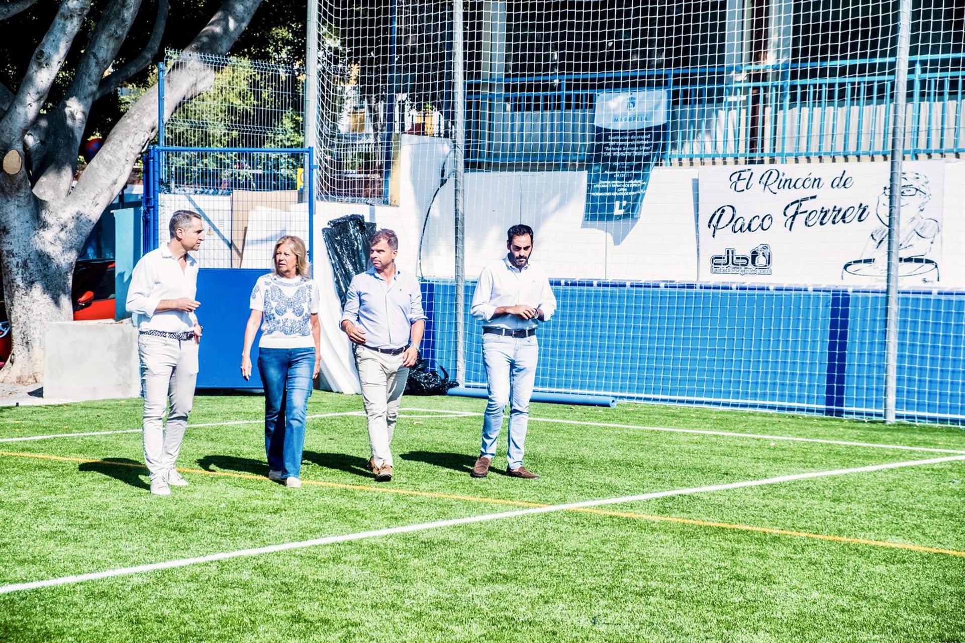 El campo de fútbol del Serrano Lima de Marbella recupera la actividad deportiva tras la renovación del césped