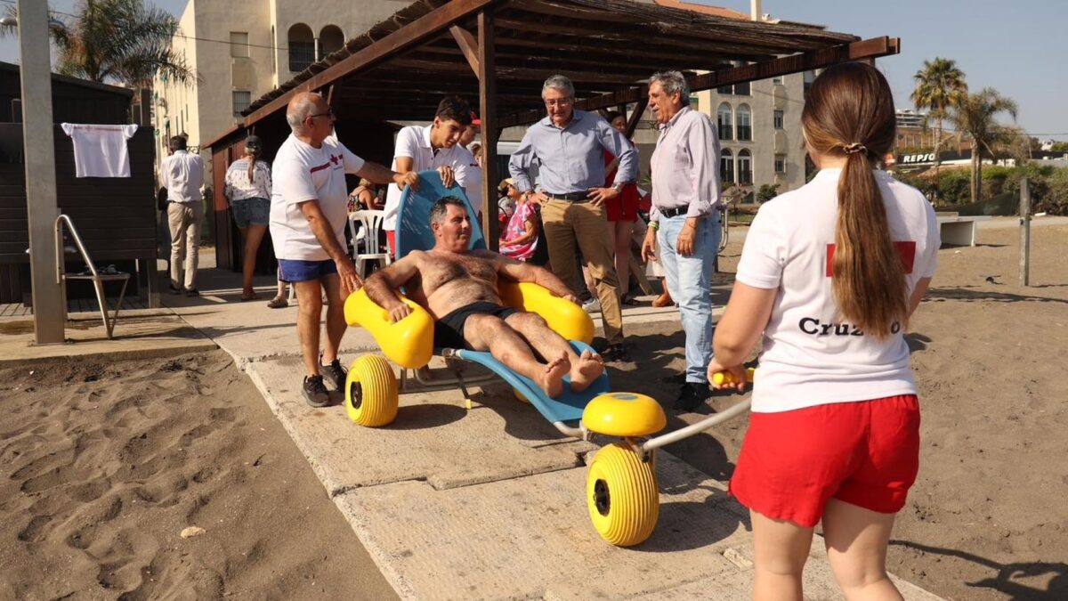 El servicio de baño asistido en las playas de Rincón de la Victoria atenderá a más de 300 personas