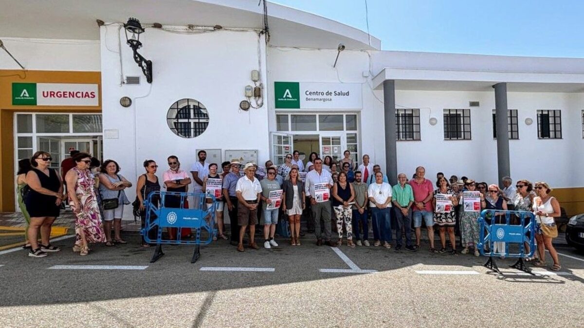 IU avanza en su campaña por la sanidad pública con una concentración en Benamargosa