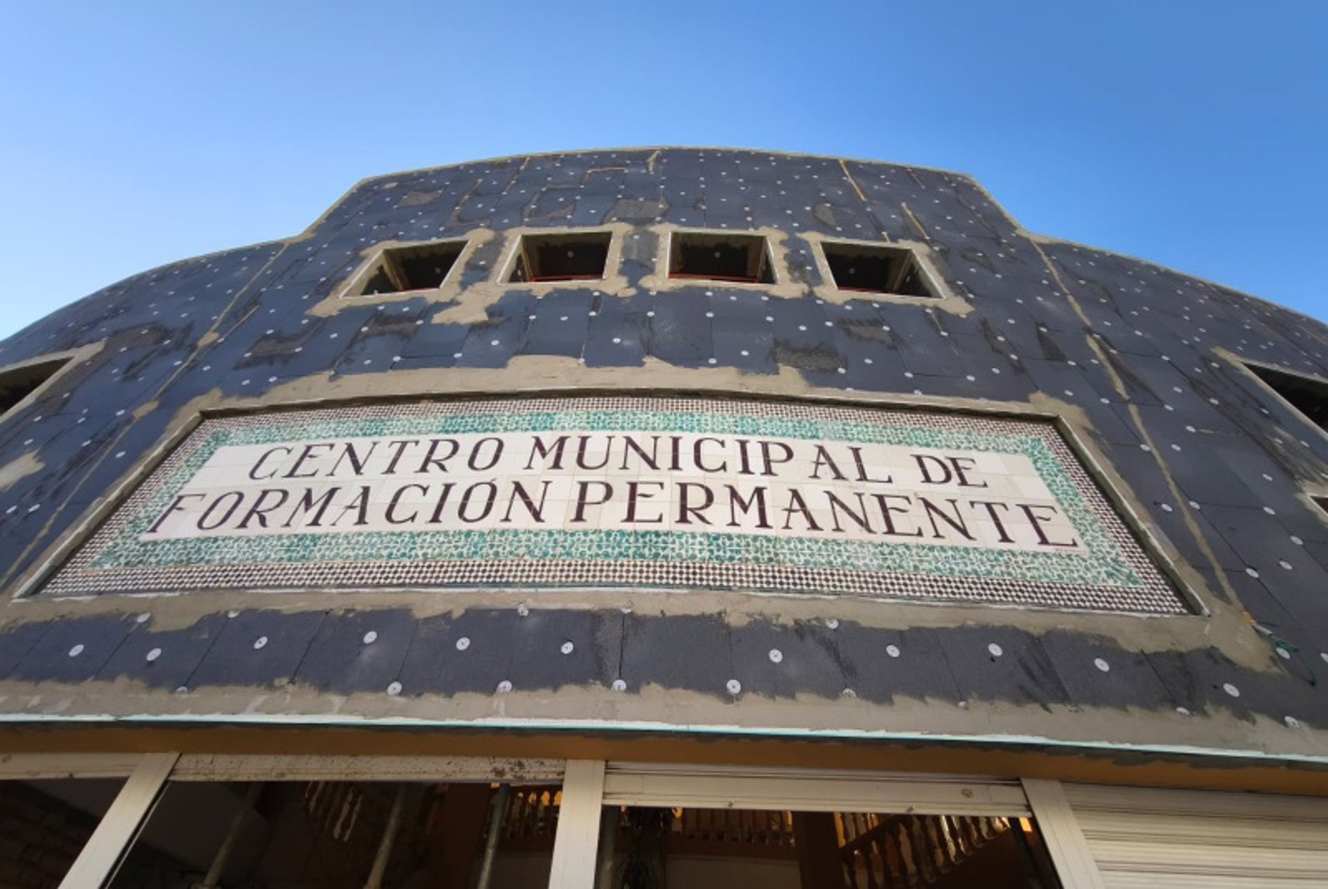 Las obras de modernización energética del edificio Ovoide de Benalmádena encaran su recta final