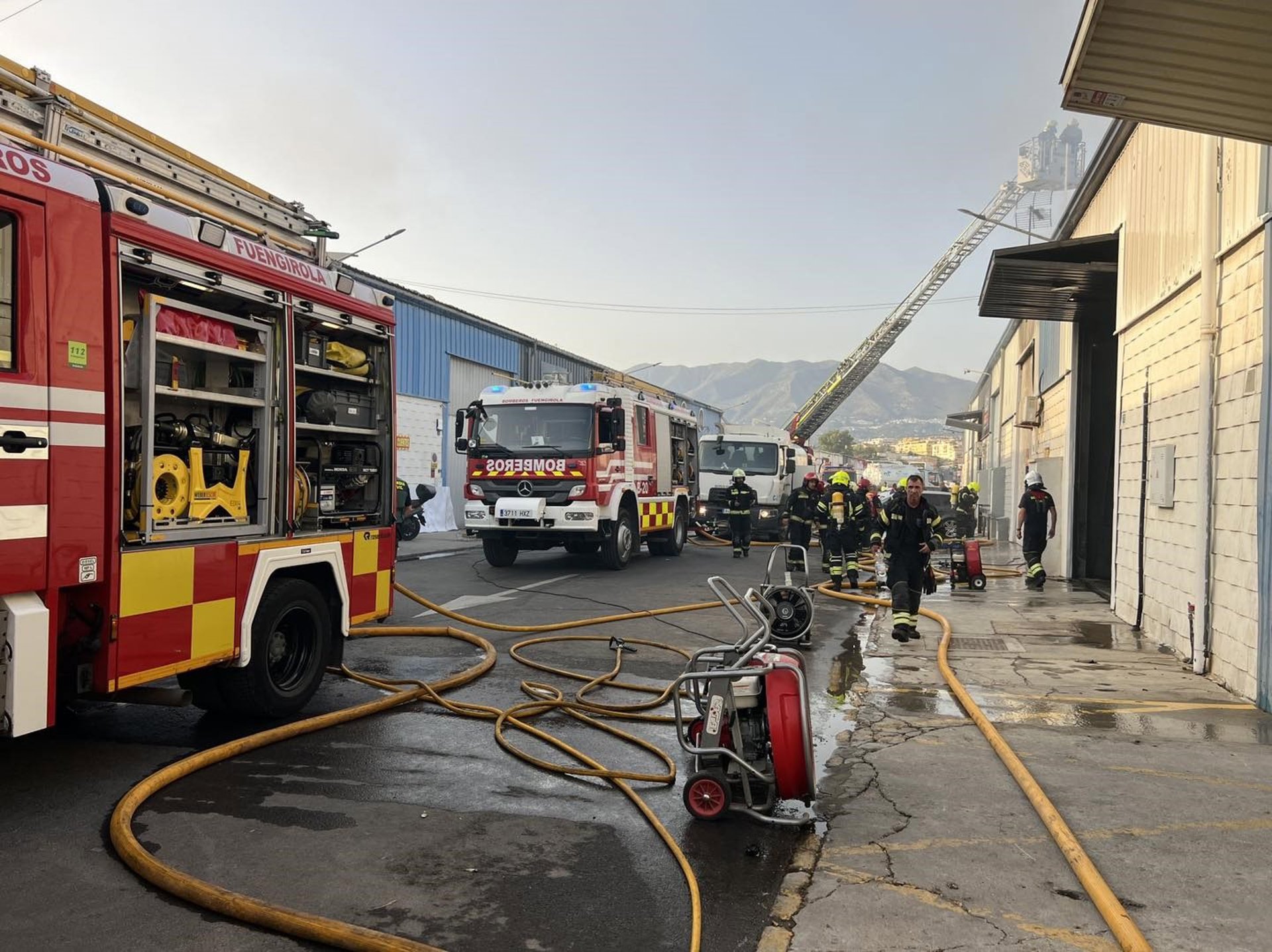 Los bomberos de Mijas acercan su labor al alumnado de la escuela de verano del colegio Tamixa