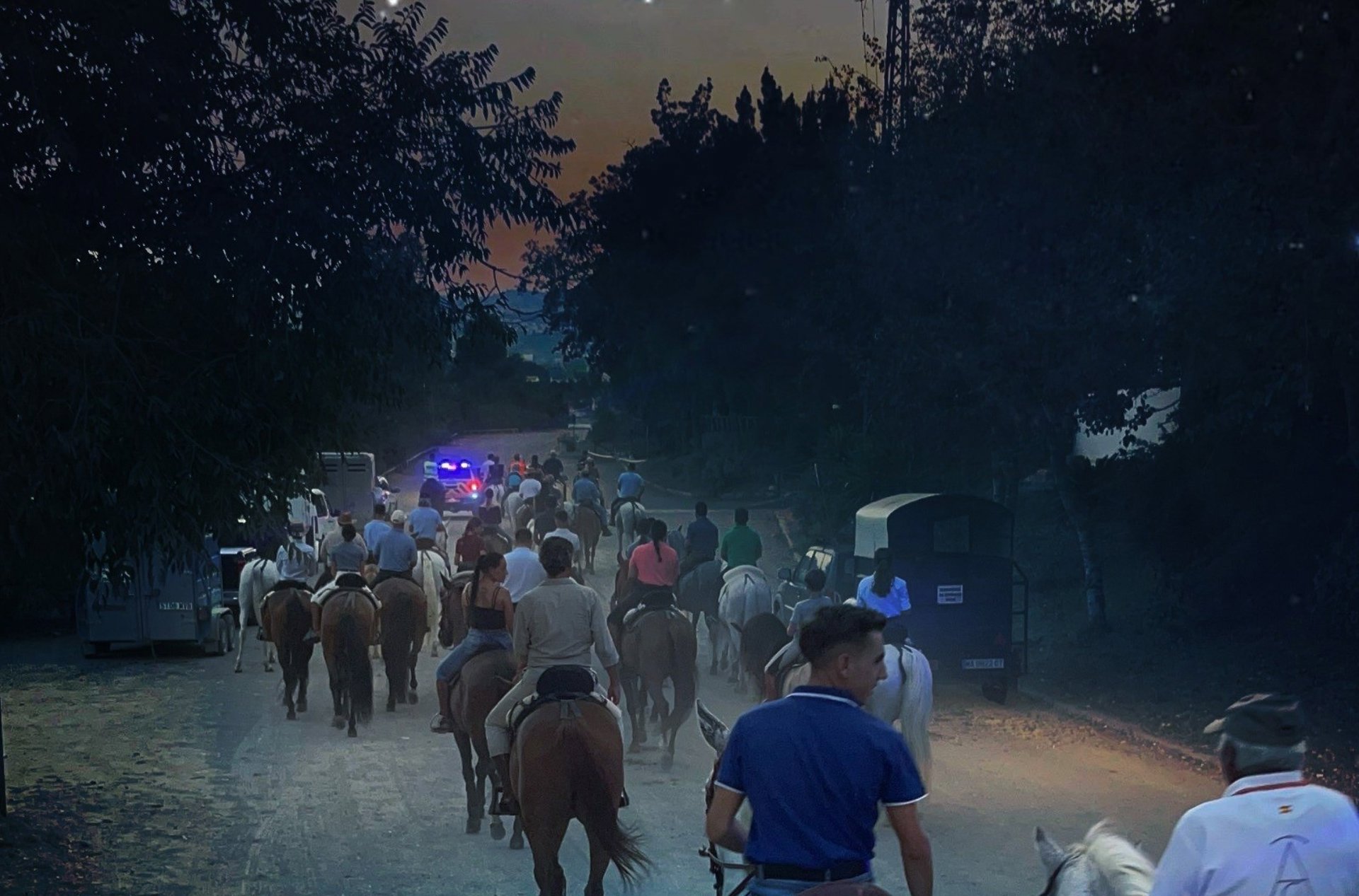 Medio centenar de caballos recorren la Sierra de Mijas bajo la luz de la luna llena