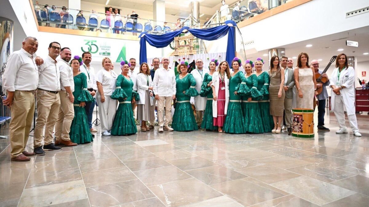 Pacientes del Hospital Clínico reciben la visita del alcalde de Málaga con motivo de la Feria