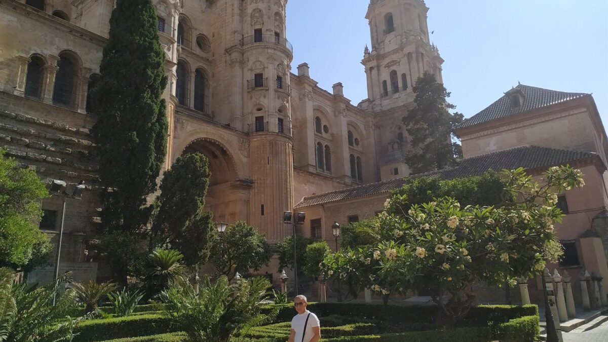 Trasladan temporalmente las cruces de Rando en el entorno de la catedral