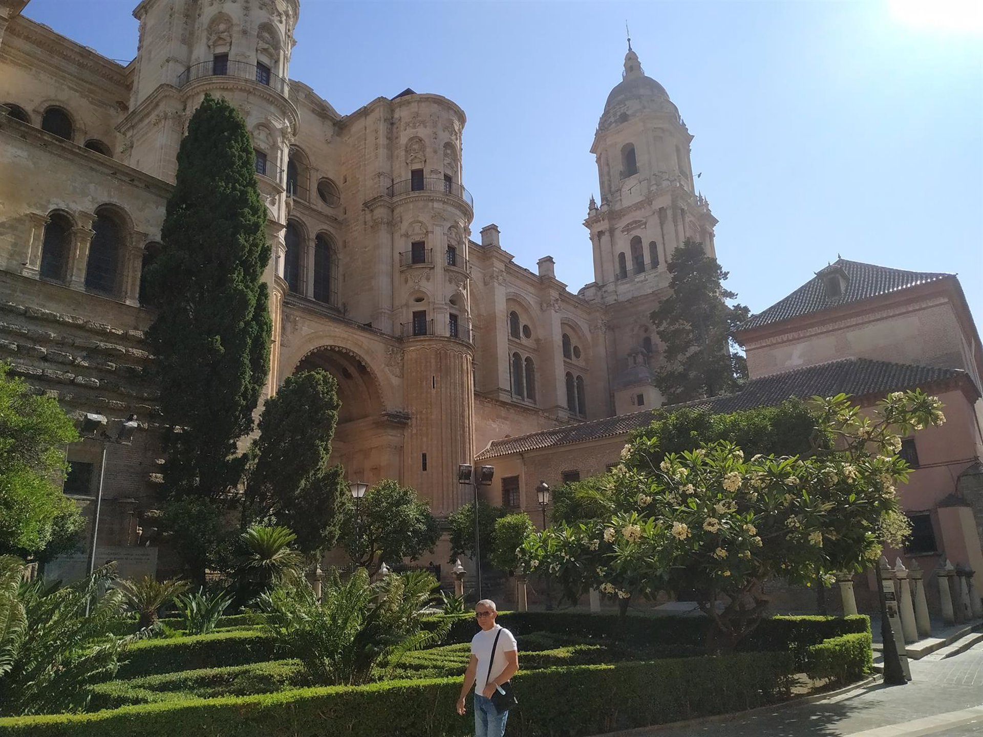 Trasladan temporalmente las cruces de Rando en el entorno de la catedral