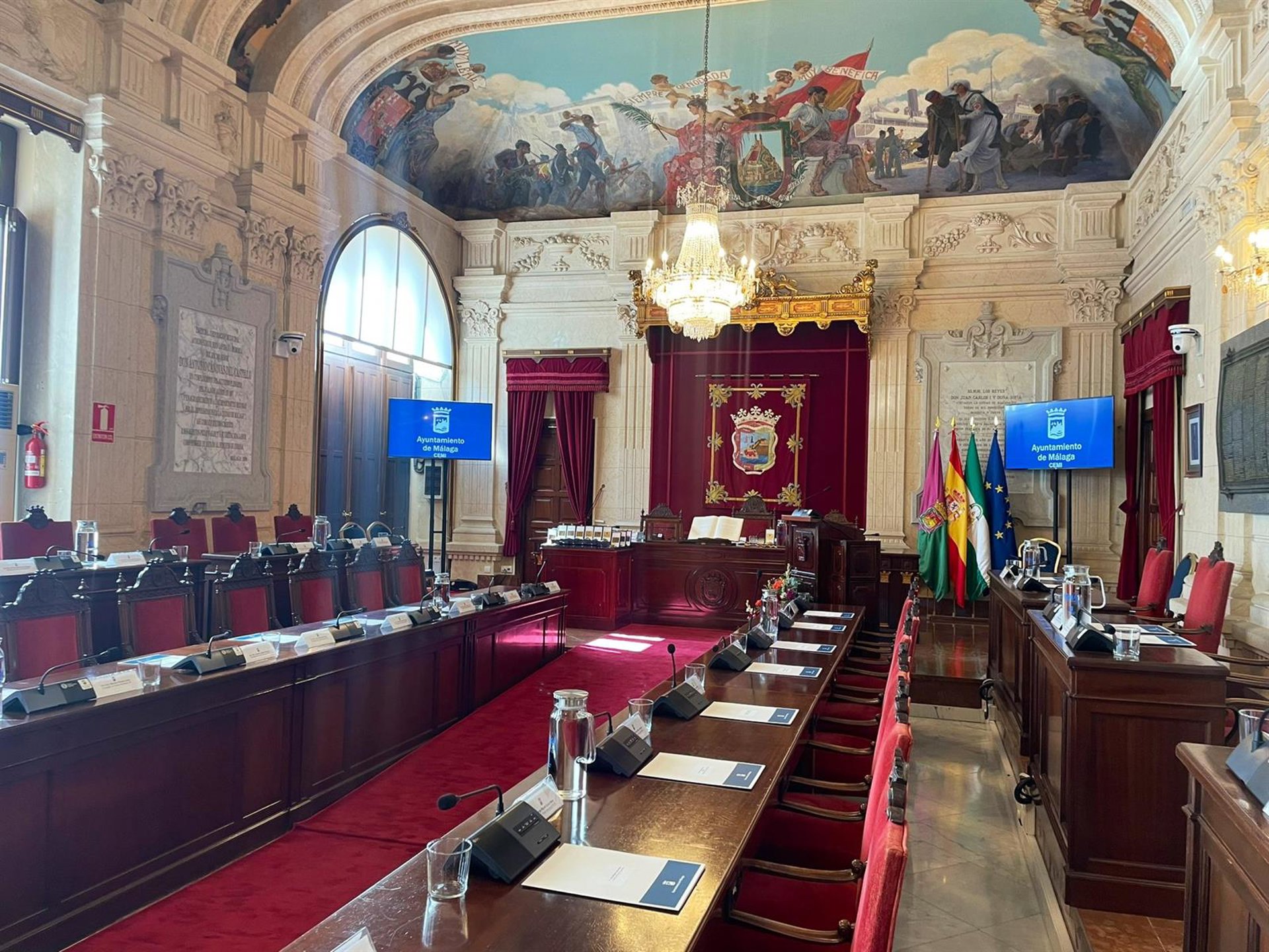 Alcalde levanta el pleno para pedir el desalojo del salón tras una sonora interrupción por parte del público
