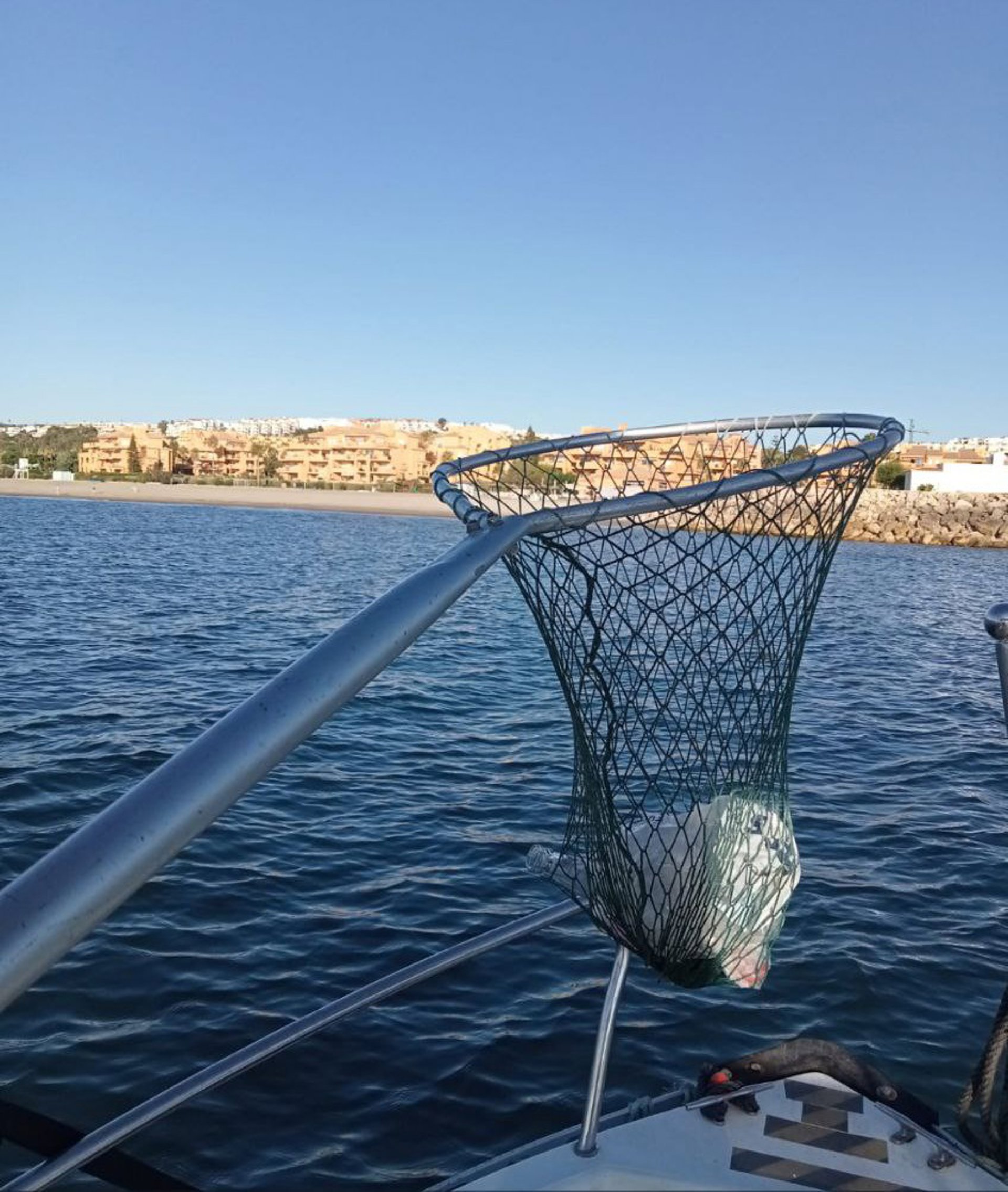 Aumentan los residuos recogidos en agosto en aguas de la Costa del Sol Occidental