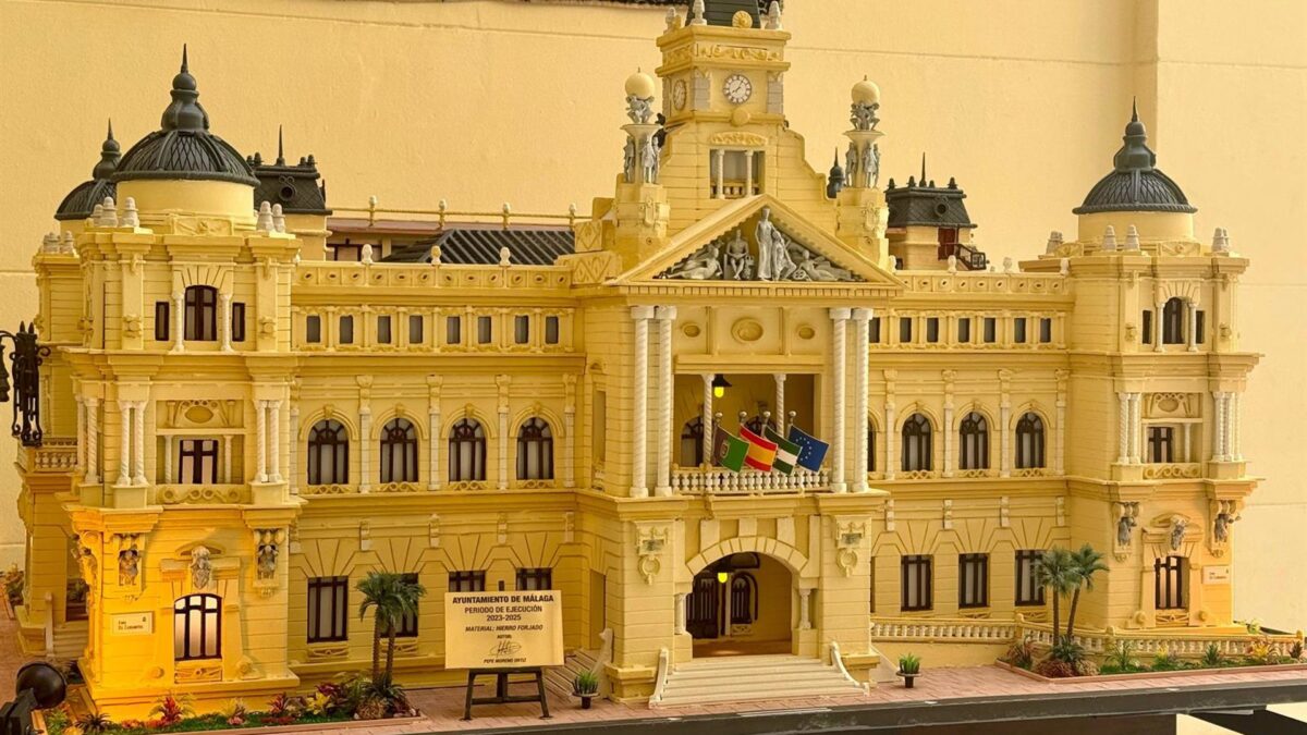 El Ayuntamiento de la capital expone una reproducción de la Casona del Parque realizada en hierro forjado