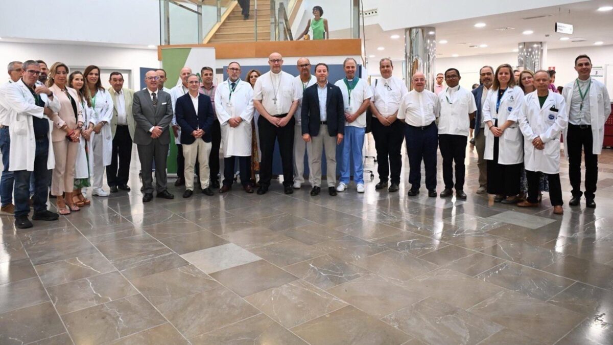 El Hospital Clínico recibe la visita del nuevo obispo de Málaga, José Antonio Satué