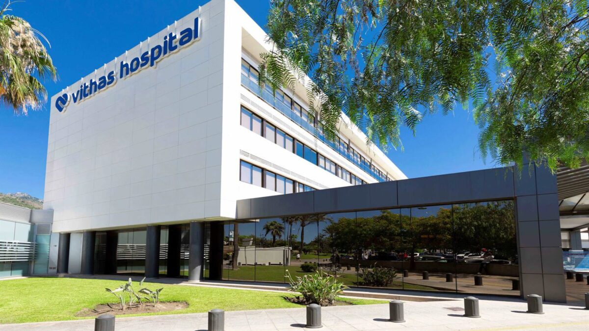 El Hospital Vithas Xanit Internacional amplía el tiempo que los familiares pueden acompañar a pacientes en UCI