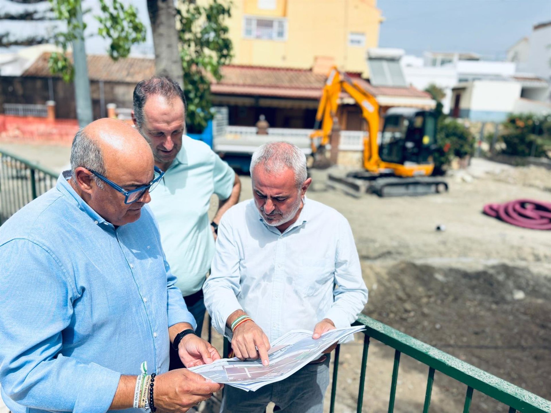 El alcalde de Vélez-Málaga visita el inicio de las obras de la plaza Miguel Vida de Almayate