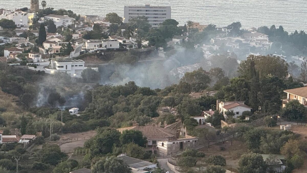Extinguido el incendio en la zona de Carretera del Sol en Benalmádena