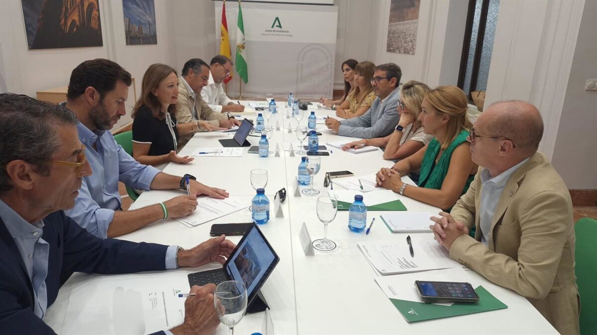 La delegada de la Junta anima a seguir trabajando "sin descanso" en el inicio del curso político