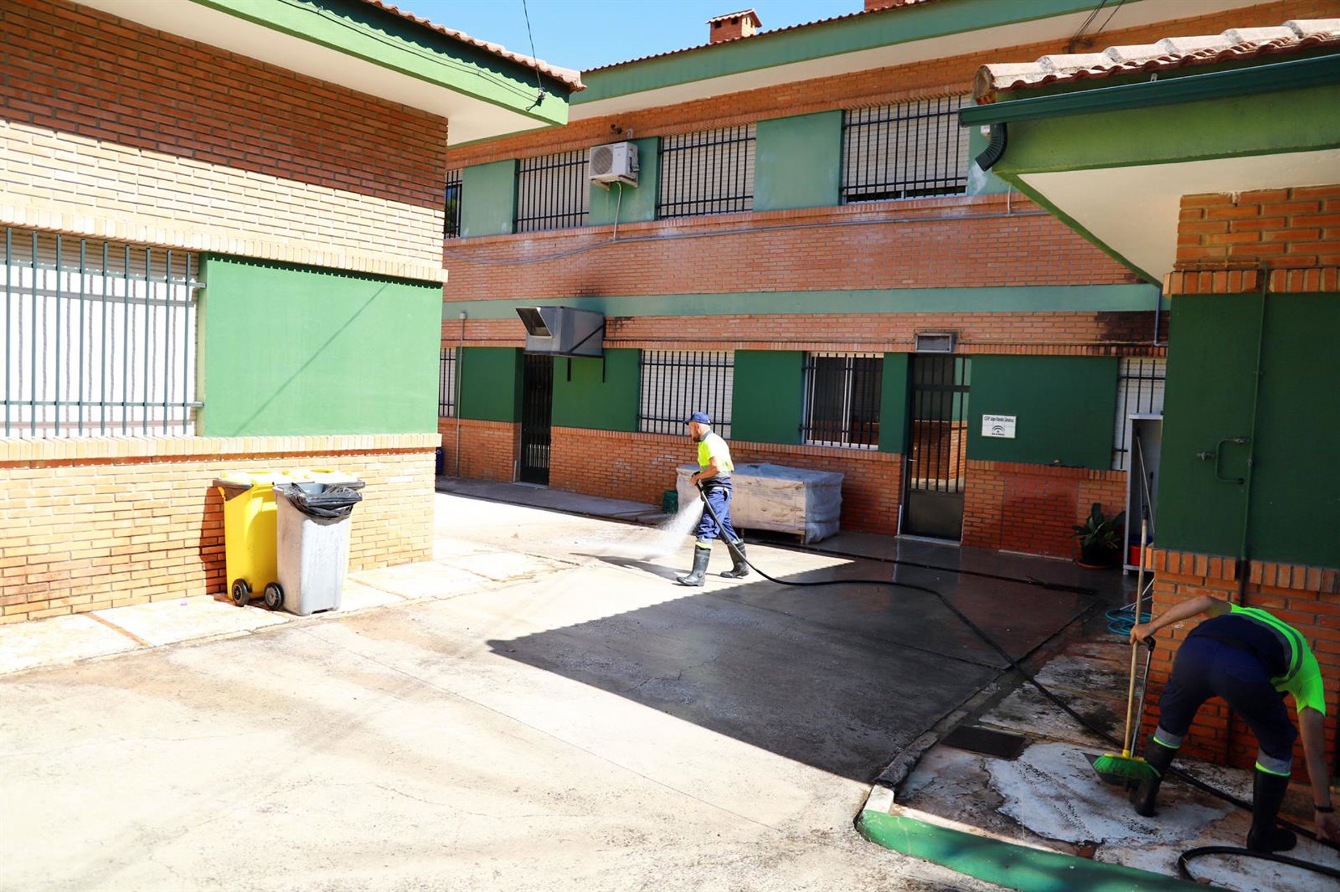 Marbella ejecuta un dispositivo especial de limpieza en colegios y guarderías para el inicio del curso escolar