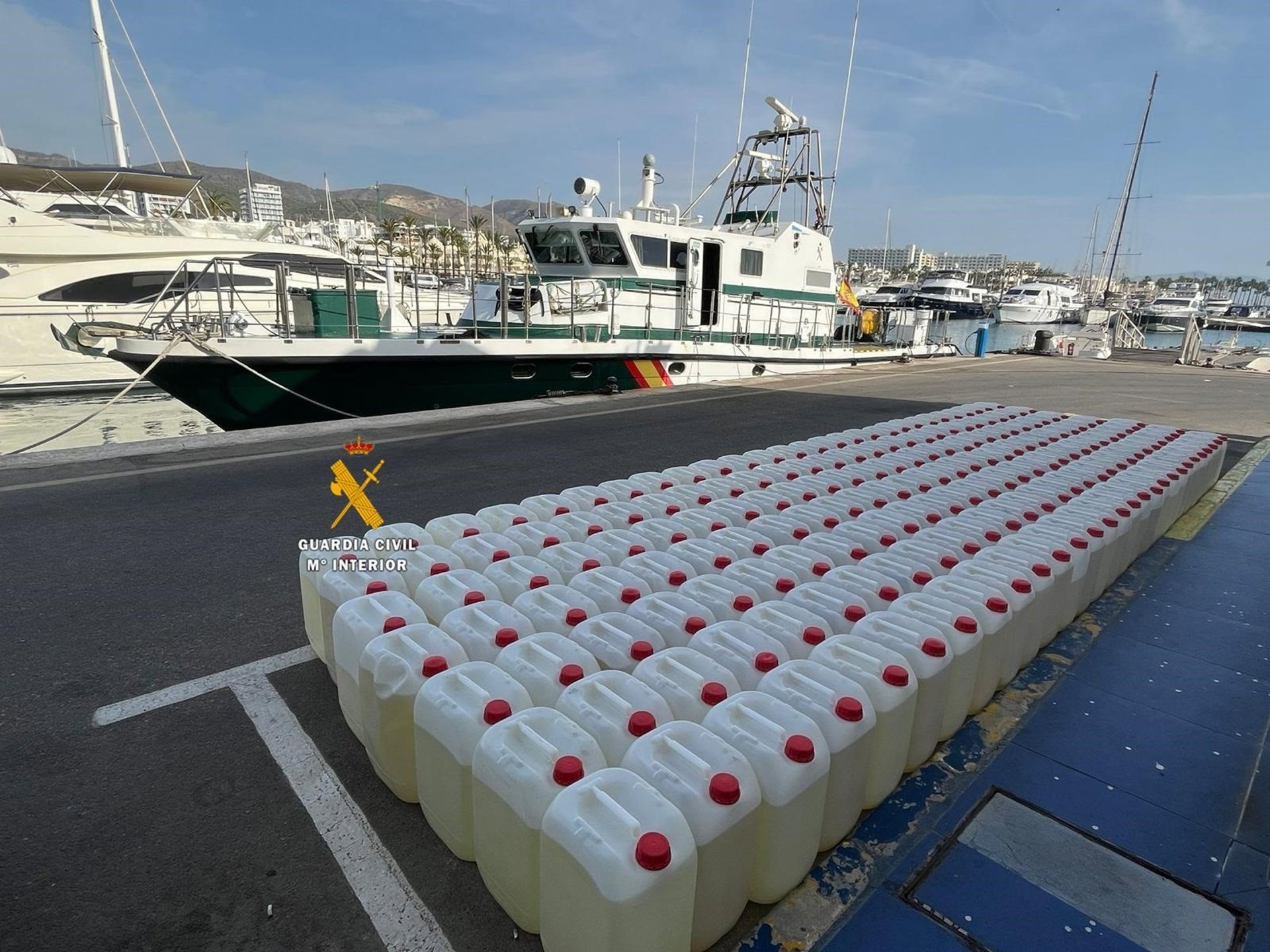 Tres detenidos tras interceptar una embarcación con 192 garrafas de gasolina en Marbella
