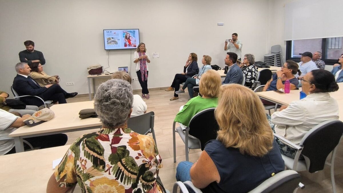 Carmela Ríos anima a mayores en Rincón a "ser libres" y "no dejarse apabullar" por exceso de información