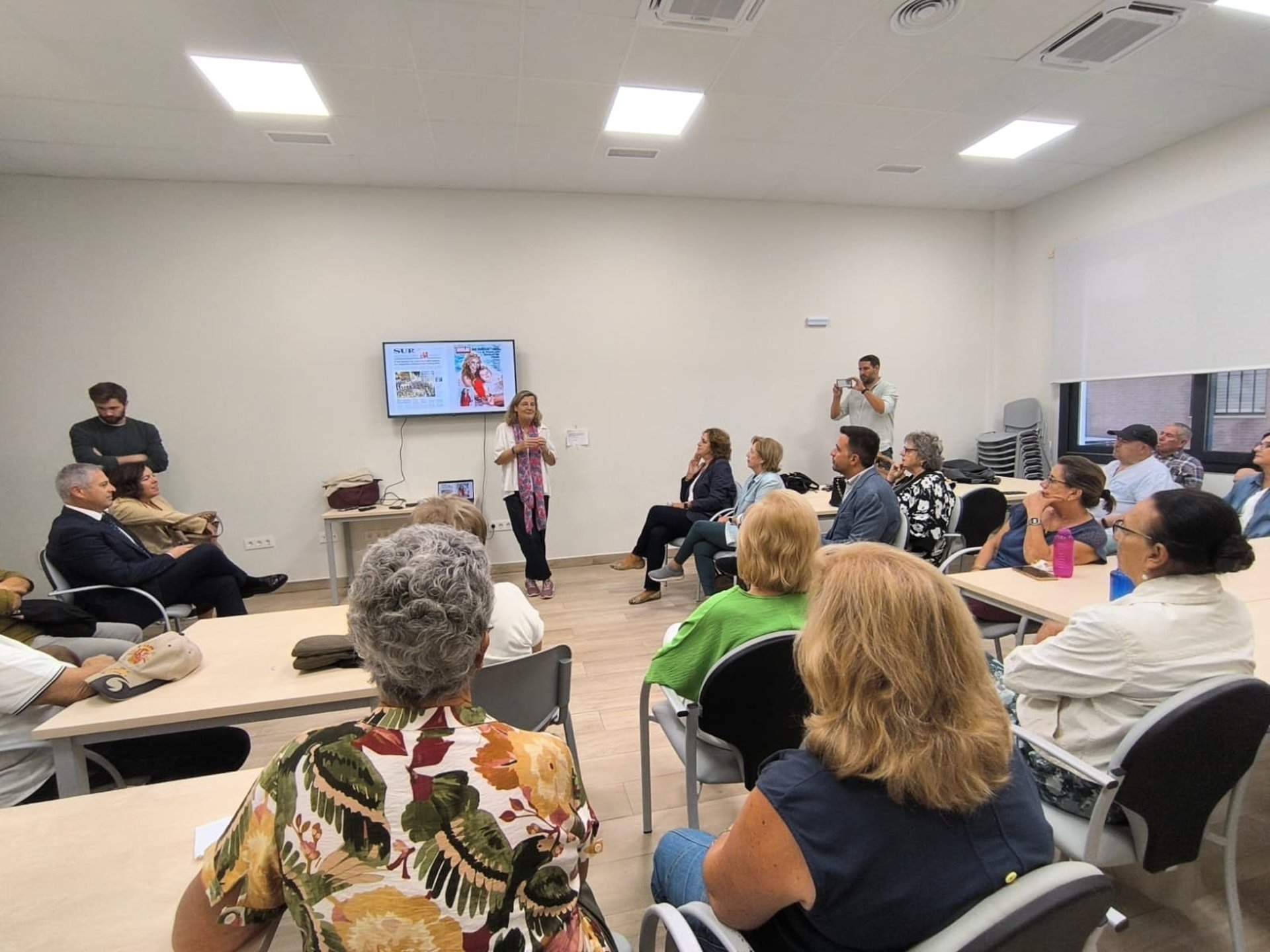 Carmela Ríos anima a mayores en Rincón a "ser libres" y "no dejarse apabullar" por exceso de información