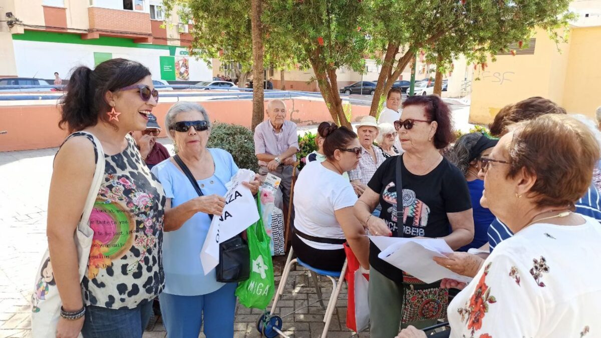 Con Málaga acusa al alcalde de la ciudad de "pisar moqueta mientras abandona los barrios"