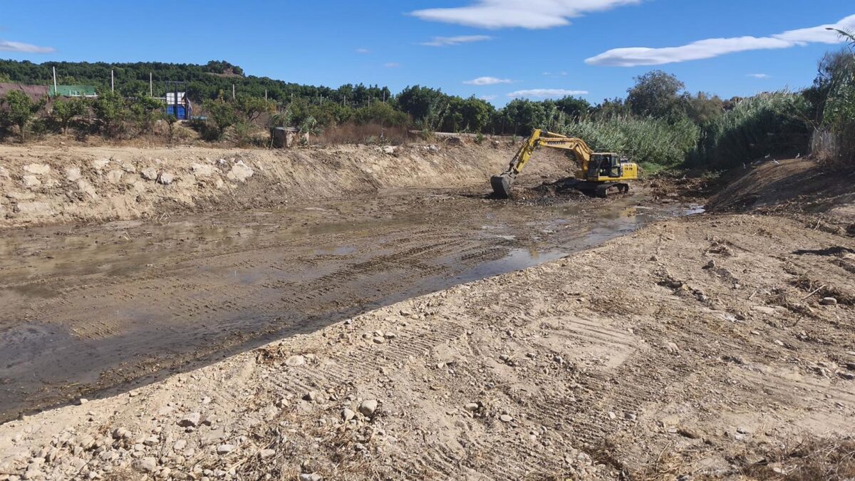 El Ayuntamiento de Alhaurín de la Torre refuerza la limpieza de los cauces de cara a la época de lluvias