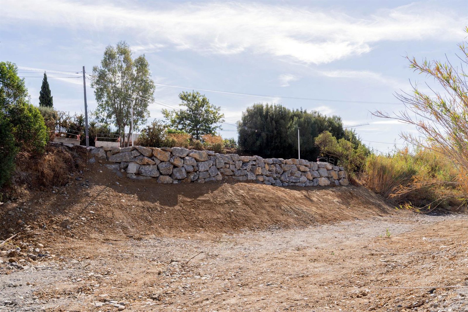 Estepona finaliza construcción de un muro de escollera en el camino de La Cala para mejorar seguridad en la vía