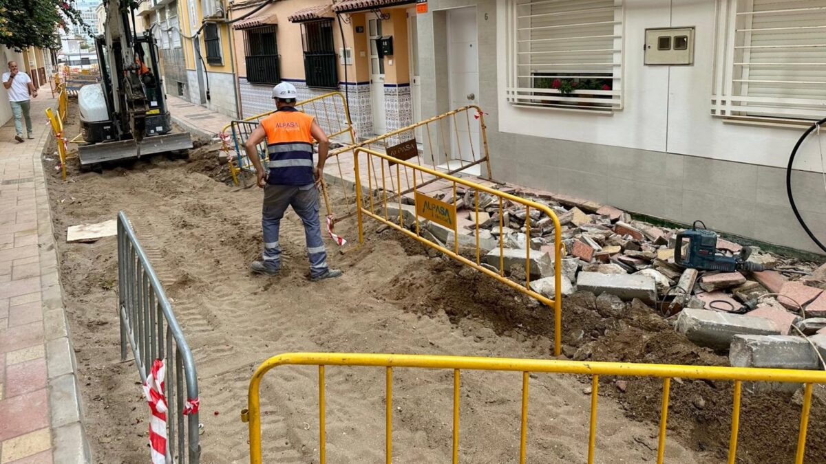 Fuengirola renueva las infraestructuras hídricas soterradas de la calle Reyes Católicos