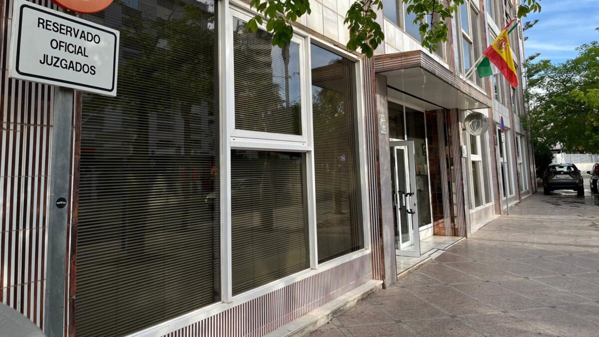 Herido un octogenario que se disparó durante su desahucio en Torremolinos