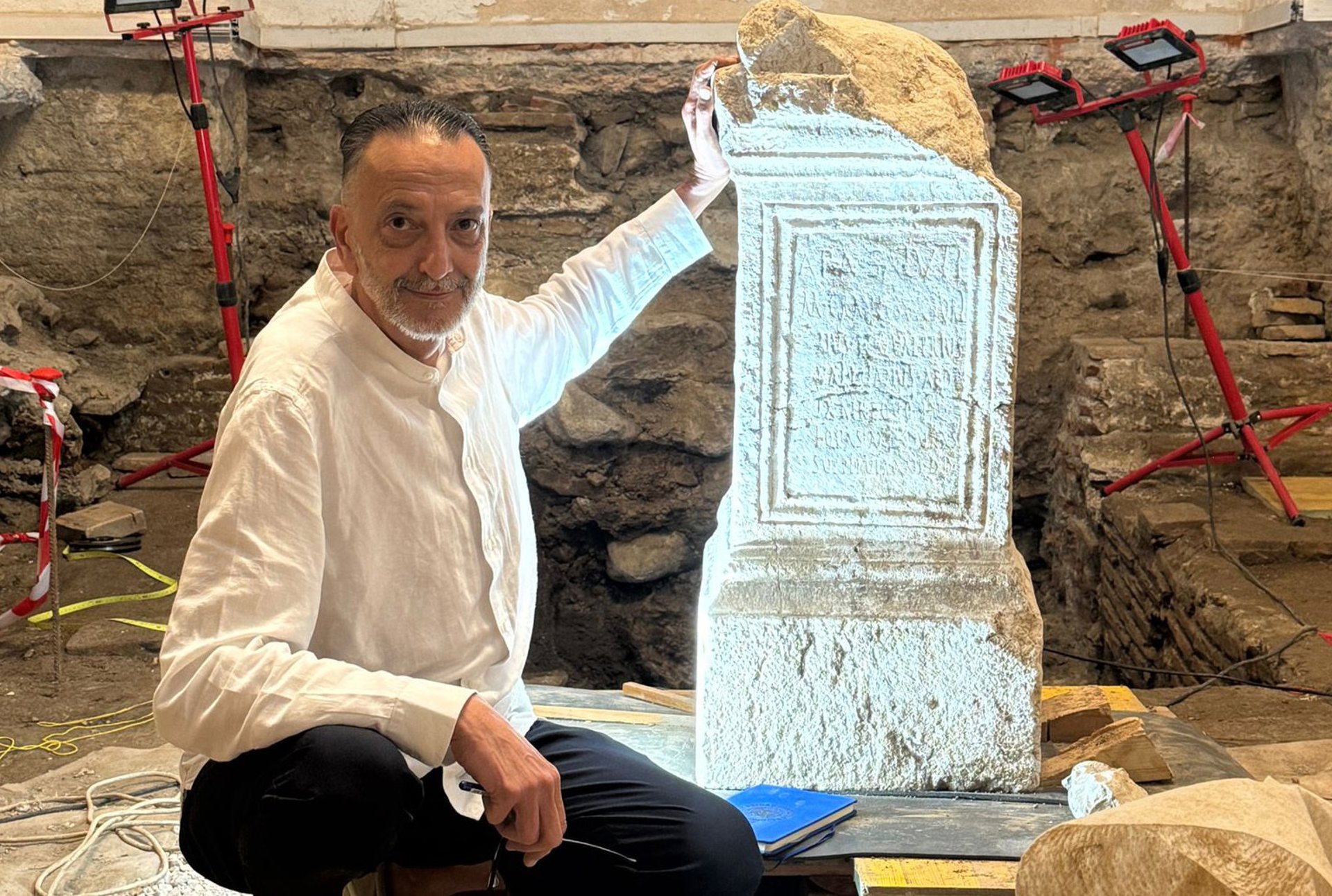 Inscripciones en altar romano hallado en una iglesia hablan de medidas contra el fraude en el mercado local