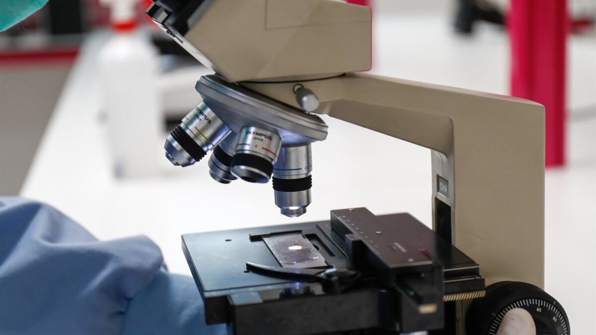 Investigadores analizan conexión entre microbiota y melatonina en mujeres con cáncer de mama de tipo hormonal
