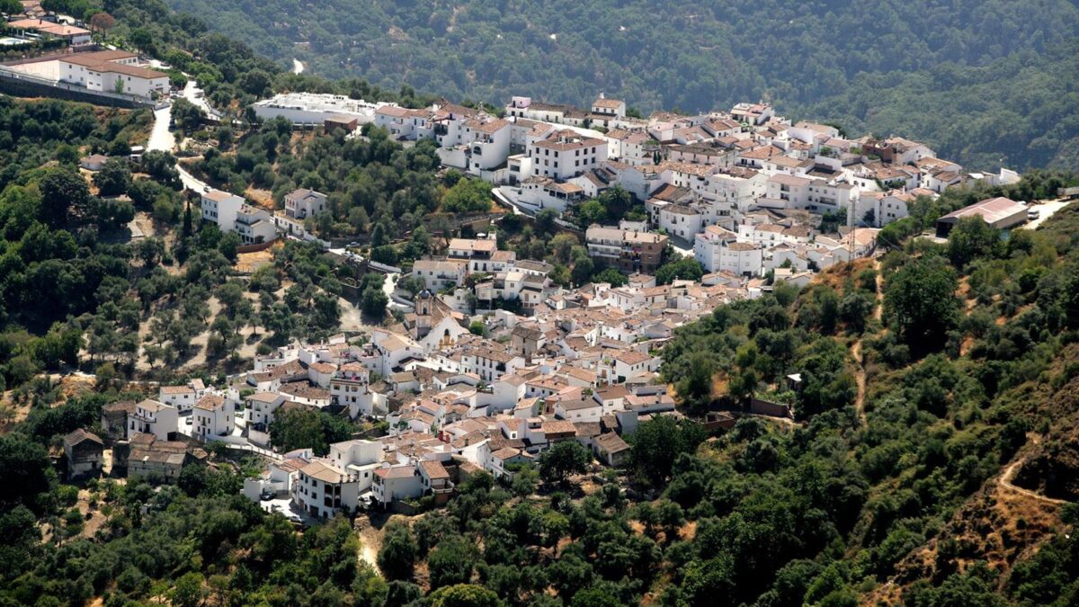 La Diputación financia con un millón una red de calor en Benarrabá que avanza en su autoeficiencia energética