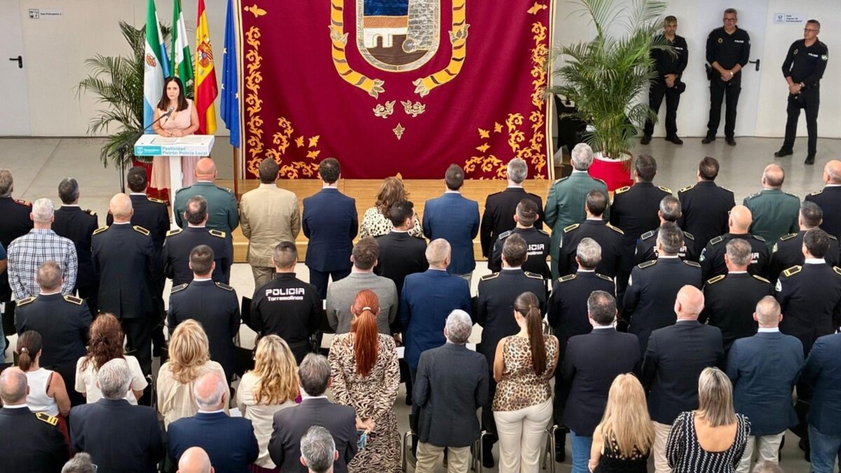 La Policía Local de Torremolinos reconoce a casi una veintena de agentes en el acto de celebración de su patrón