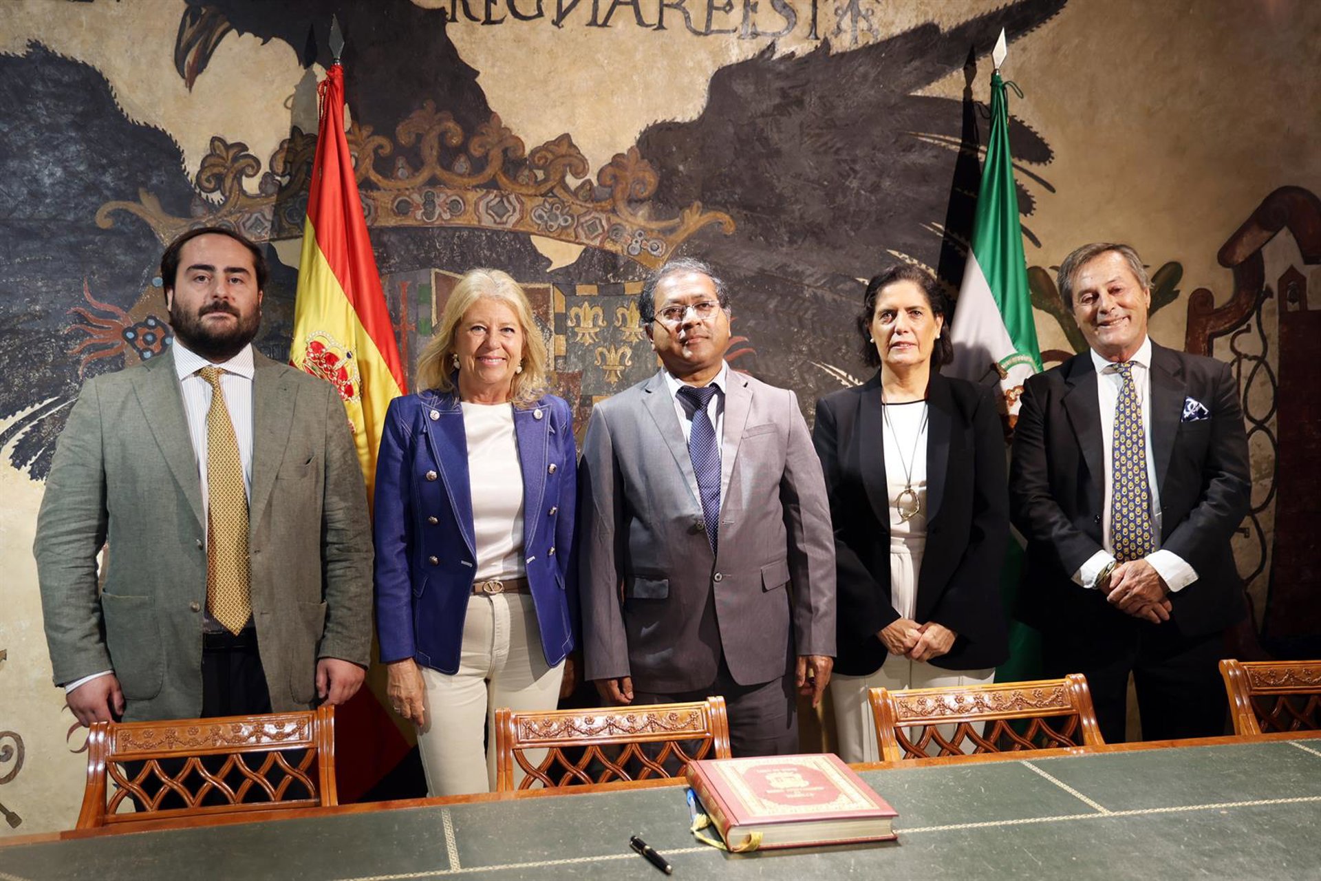 La alcaldesa de Marbella recibe al embajador de Bangladesh para fortalecer lazos entre ambos destinos