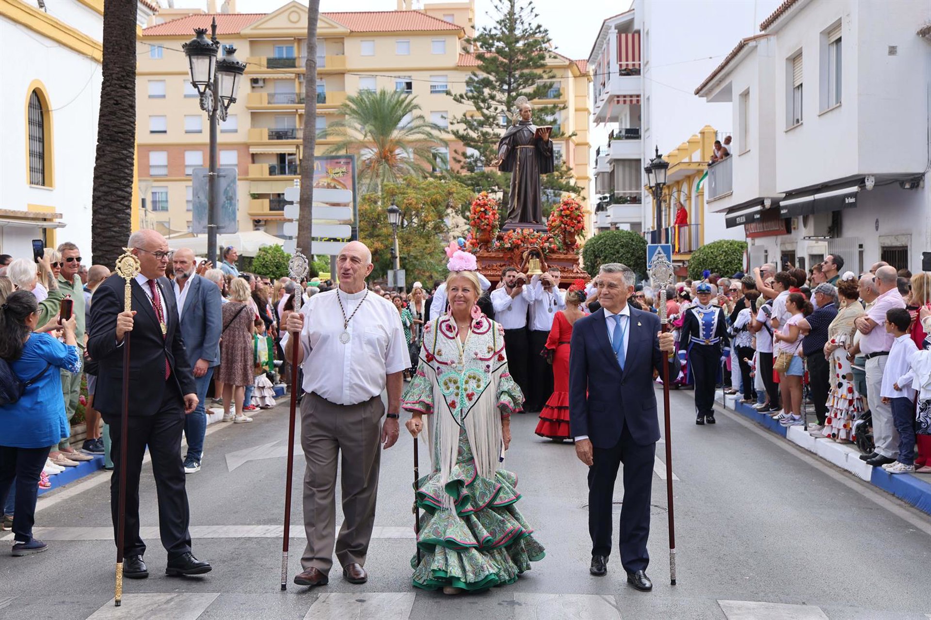 La alcaldesa de Marbella valora la "implicación" ciudadana en el día de su Santo Patrón