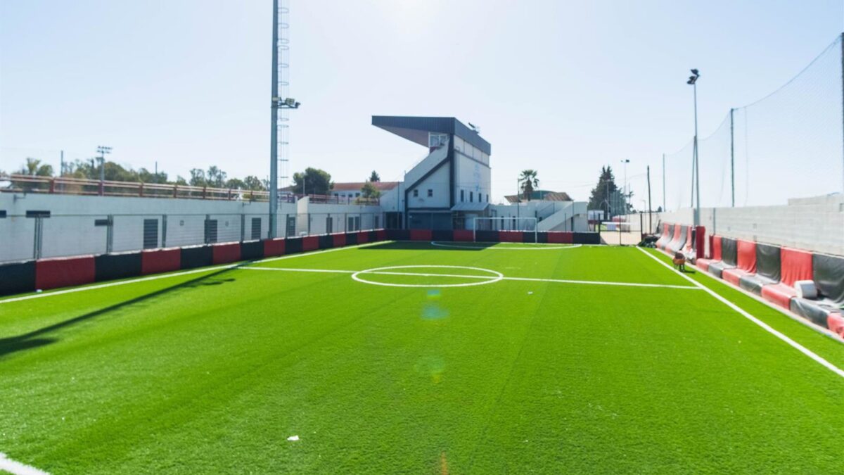 Marbella renueva el césped artificial de uno de los campos de fútbol 5 del estadio municipal Antonio Naranjo