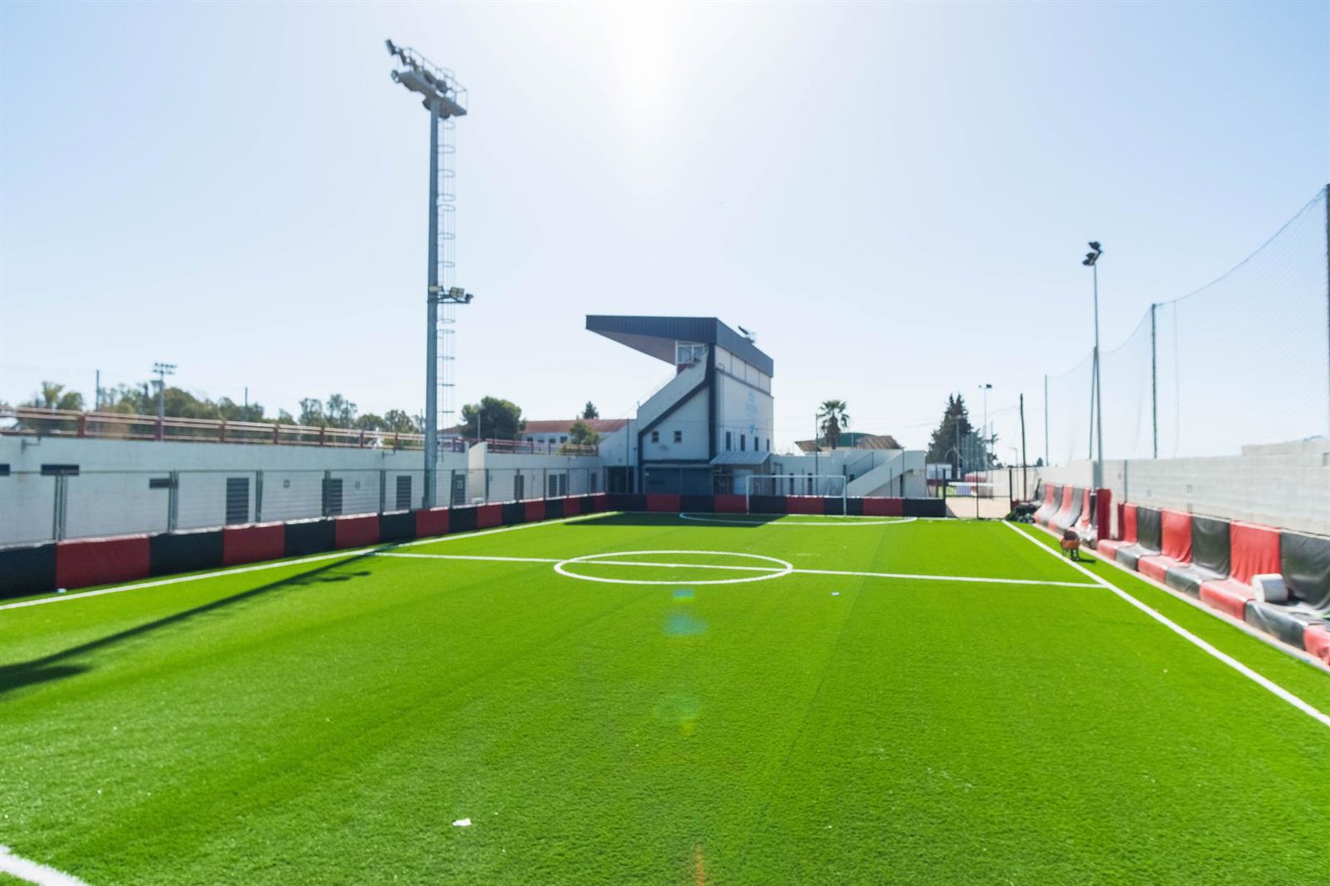 Marbella renueva el césped artificial de uno de los campos de fútbol 5 del estadio municipal Antonio Naranjo