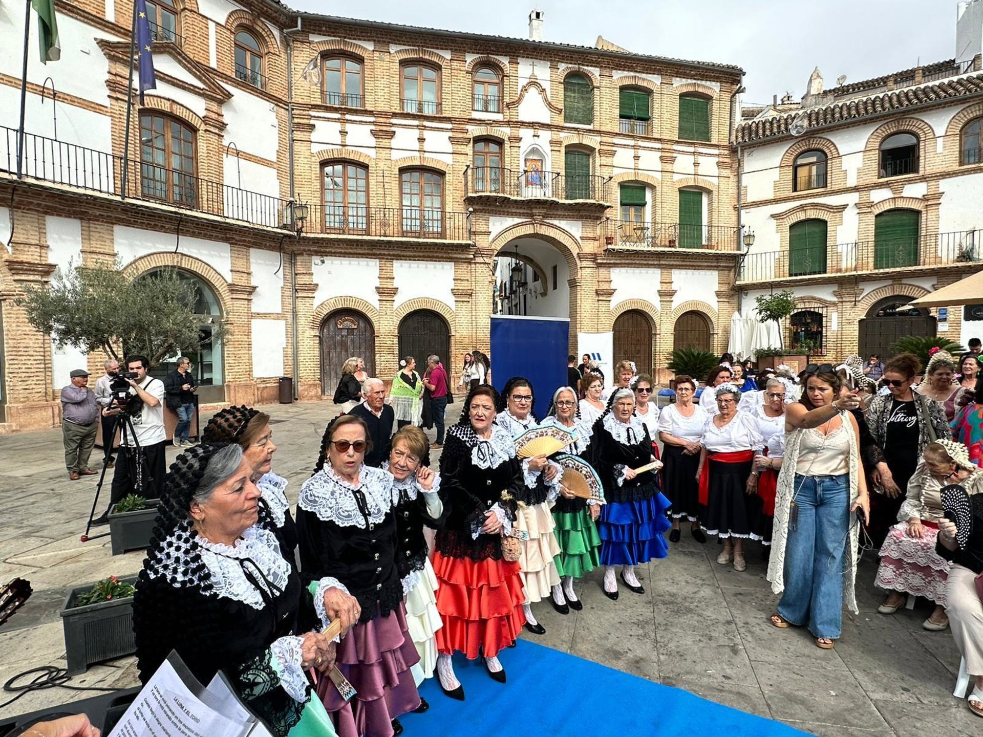 Plaza Ochavada de Archidona acoge desfile de trajes típicos comarcales confeccionados en 'Mayores de la Costura'