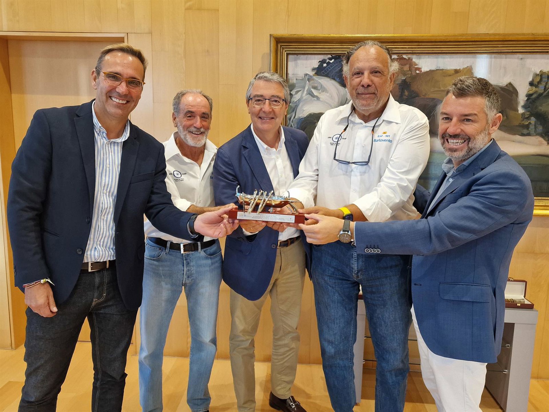 Salado recibe a la tripulación del Barlovento-Senda Azul, vencedor en la Copa del Rey Repsol de Barcos de Época