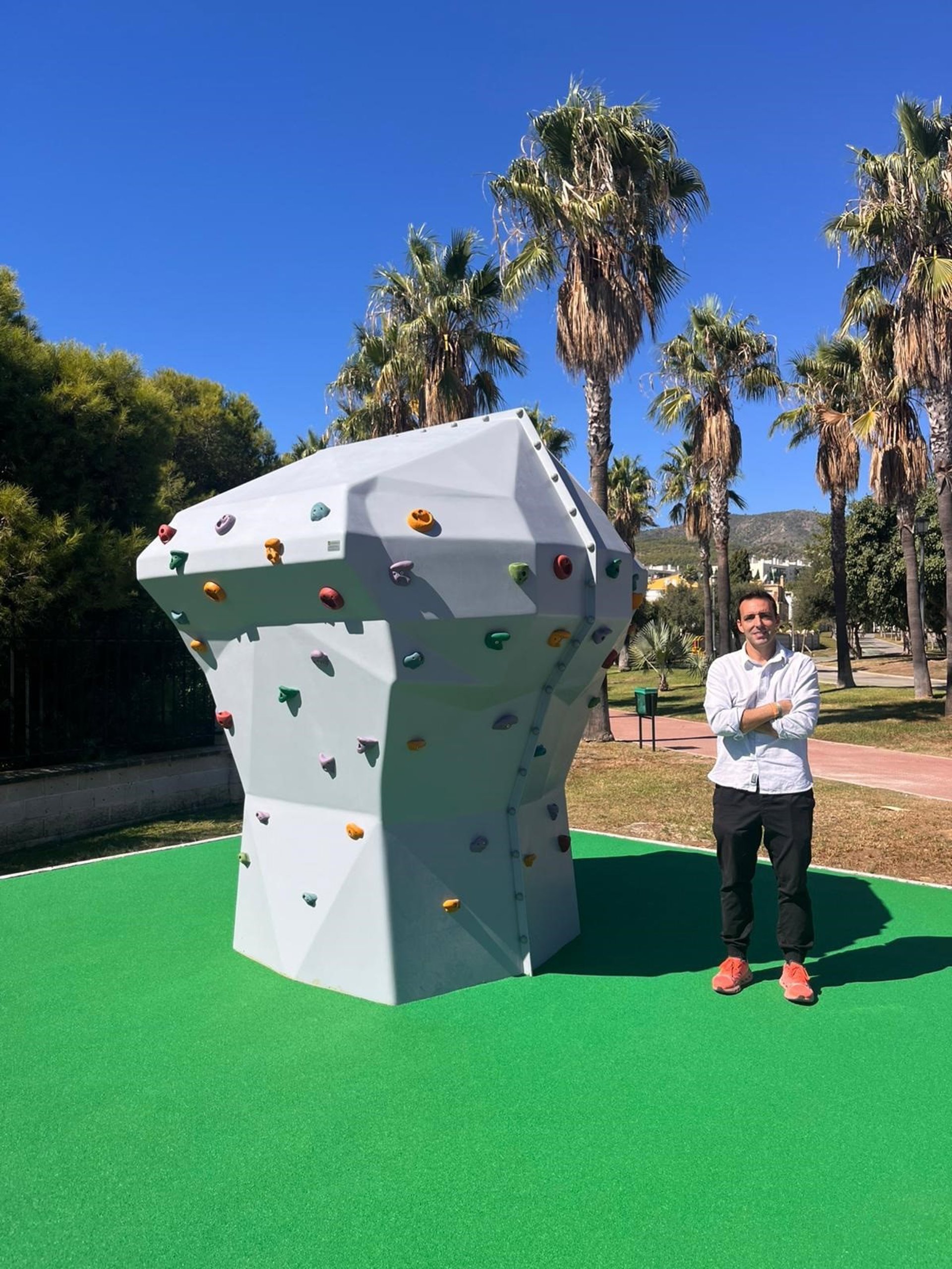 Torremolinos fomenta el deporte al aire libre con un rocódromo infantil en el Parque de la Batería