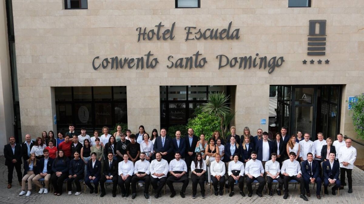 Alumnado del Hotel Escuela de Archidona participa en la cena de la gala de la Guía Michelin