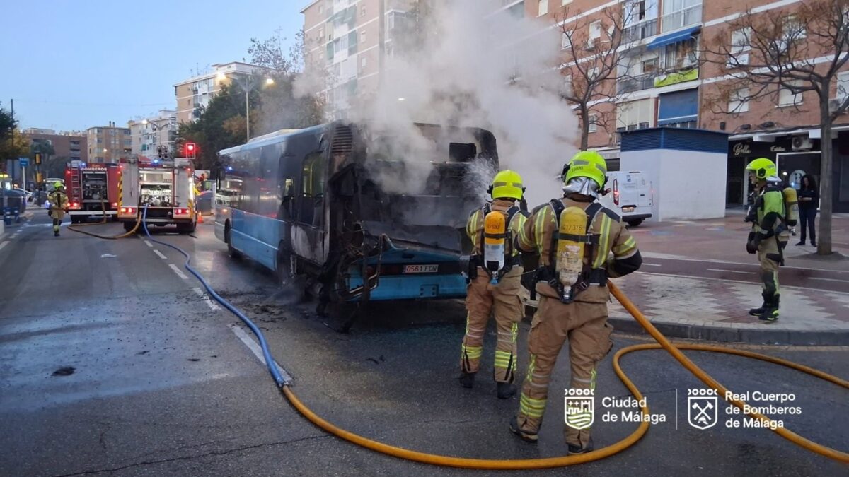 Arde un autobús de la EMT en el distrito Bailén-Miraflores sin que se registren daños personales