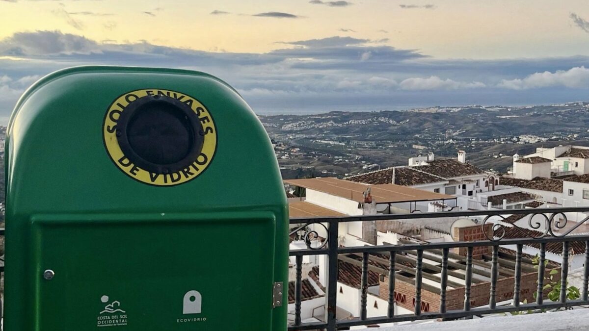El Ayuntamiento de Mijas pone en funcionamiento ocho nuevos puntos de recogida de vidrio en el Pueblo