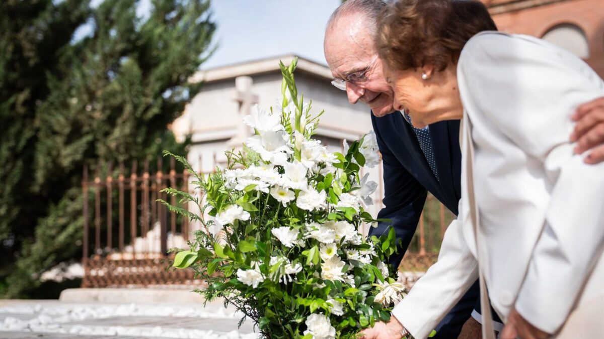 El alcalde asiste al homenaje al arquitecto Guerrero Strachan en el cementerio de San Miguel