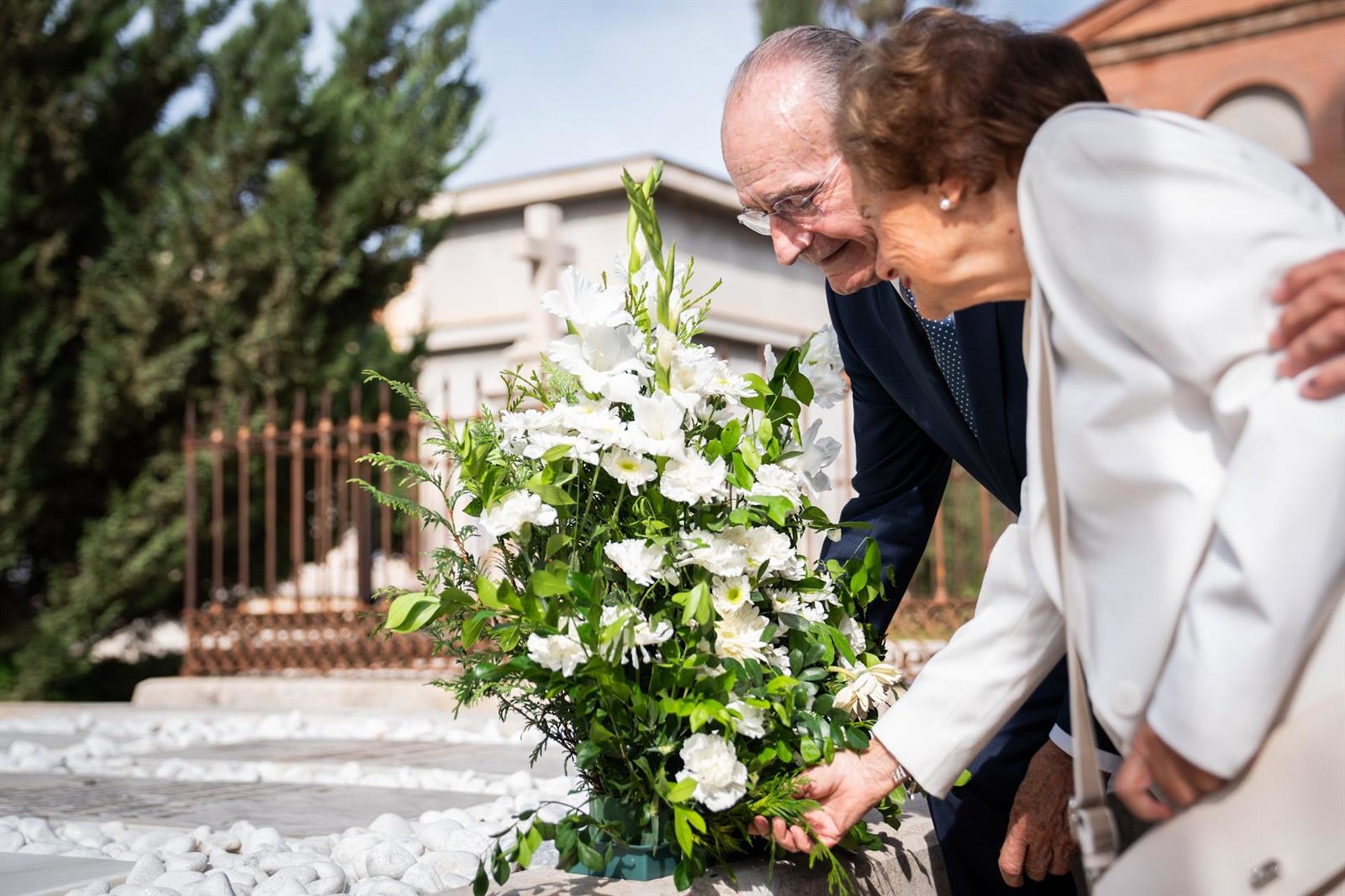 El alcalde asiste al homenaje al arquitecto Guerrero Strachan en el cementerio de San Miguel