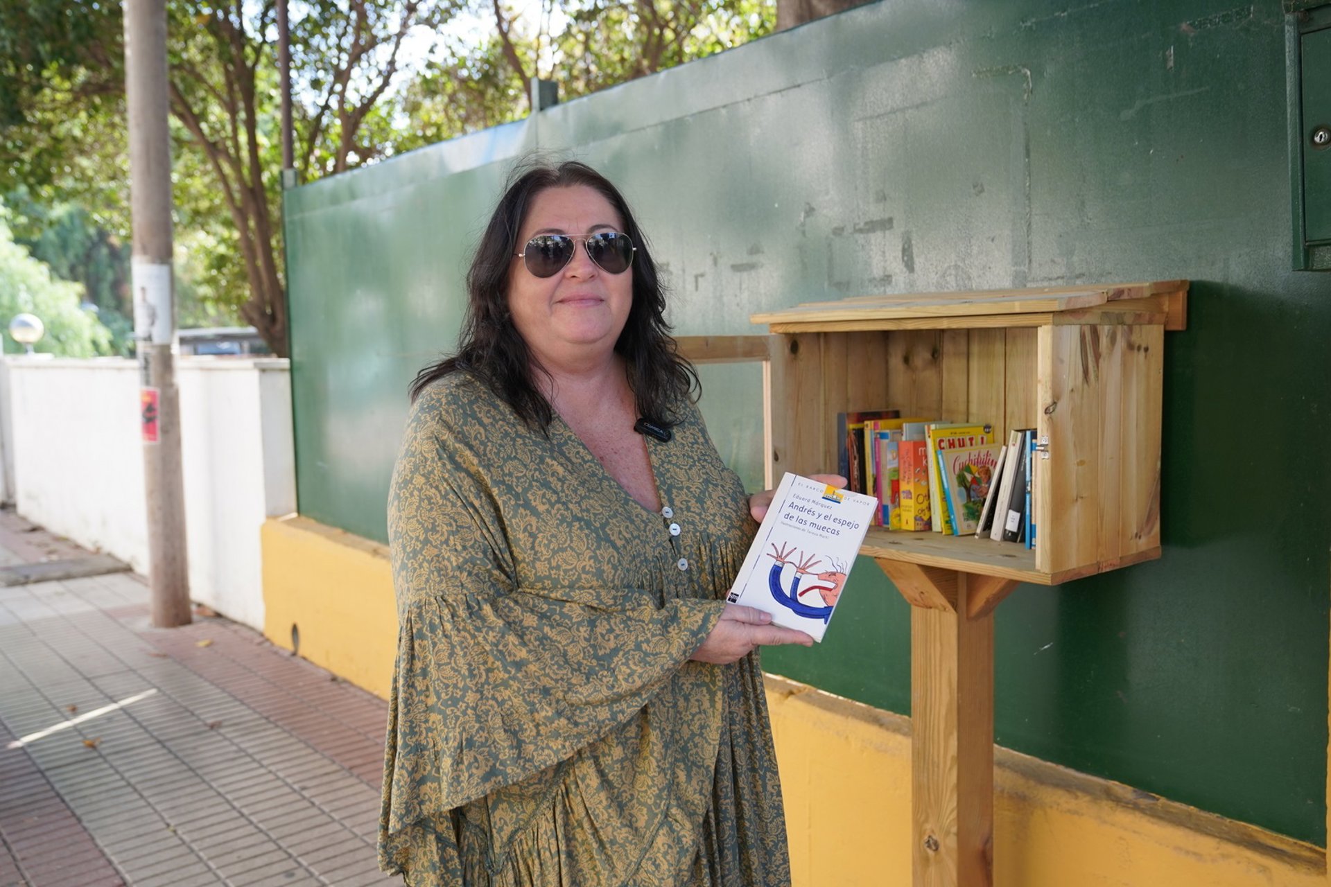 Estepona amplía la red de 'Libros Libres' para fomentar la lectura con la instalación de casetas en colegios