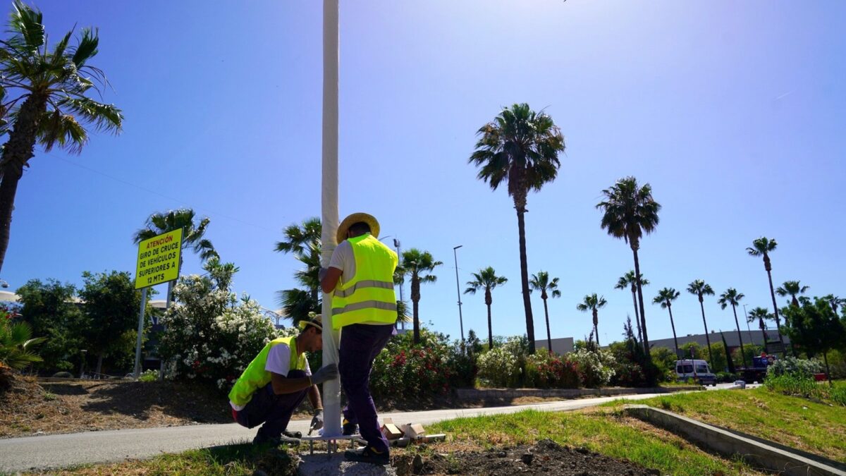 Estepona da nuevo impulso al plan de alumbrado con la instalación de farolas solares en otros siete viales