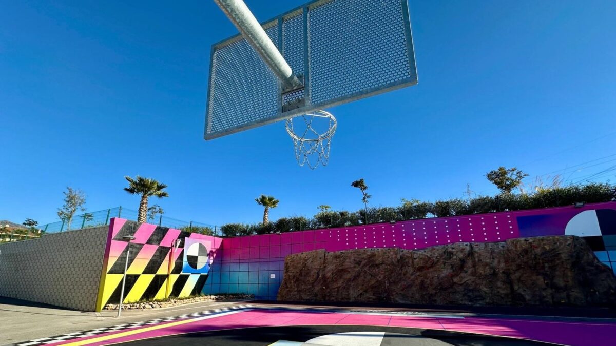 Fuengirola amplía la oferta deportiva del Parque de La Loma con la creación de una cancha de baloncesto 3x3