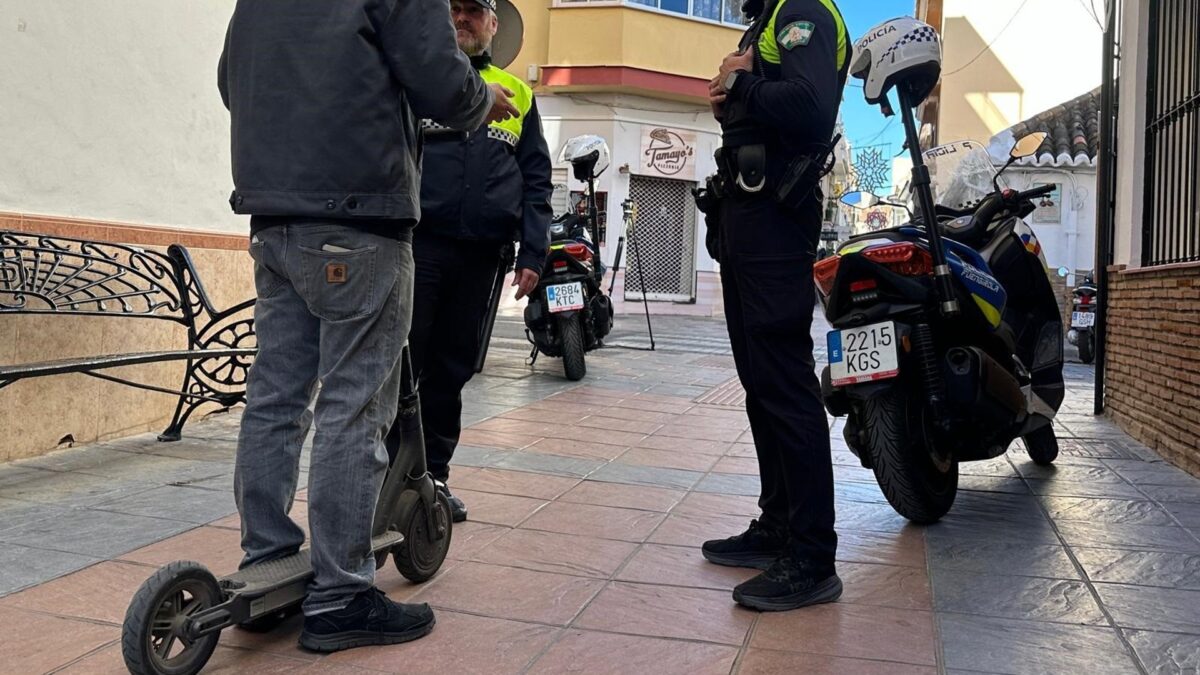 Fuengirola refuerza la seguridad vial con controles sobre el uso de patinetes y una campaña de concienciación