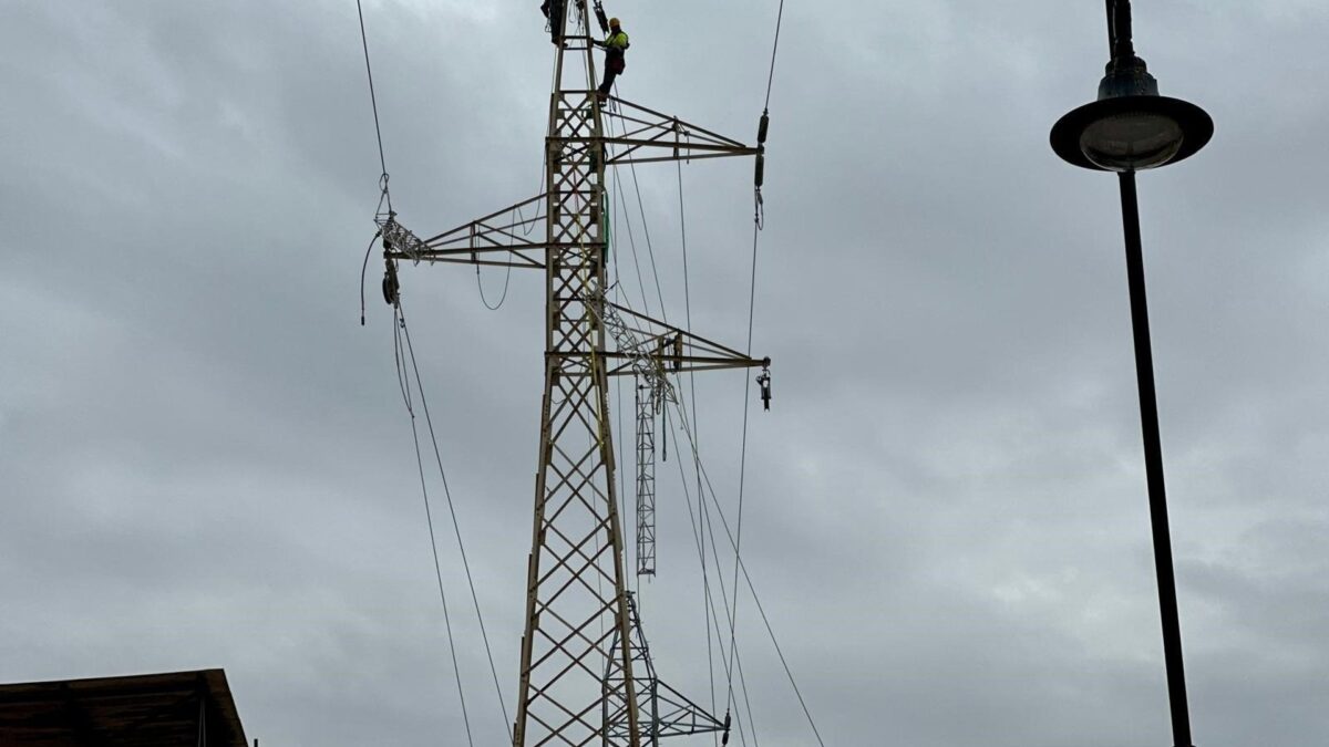 Fuengirola ultima el soterramiento del tendido aéreo de Los Pacos con el desmontaje de los cables y torretas